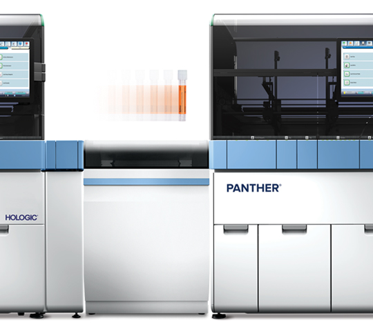 Sistema Panther® Trax de Hologic sobre fondo blanco