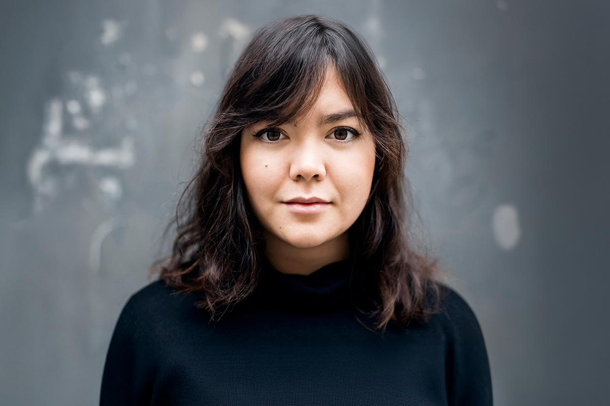 Mujer joven mirando directamente a la cámara