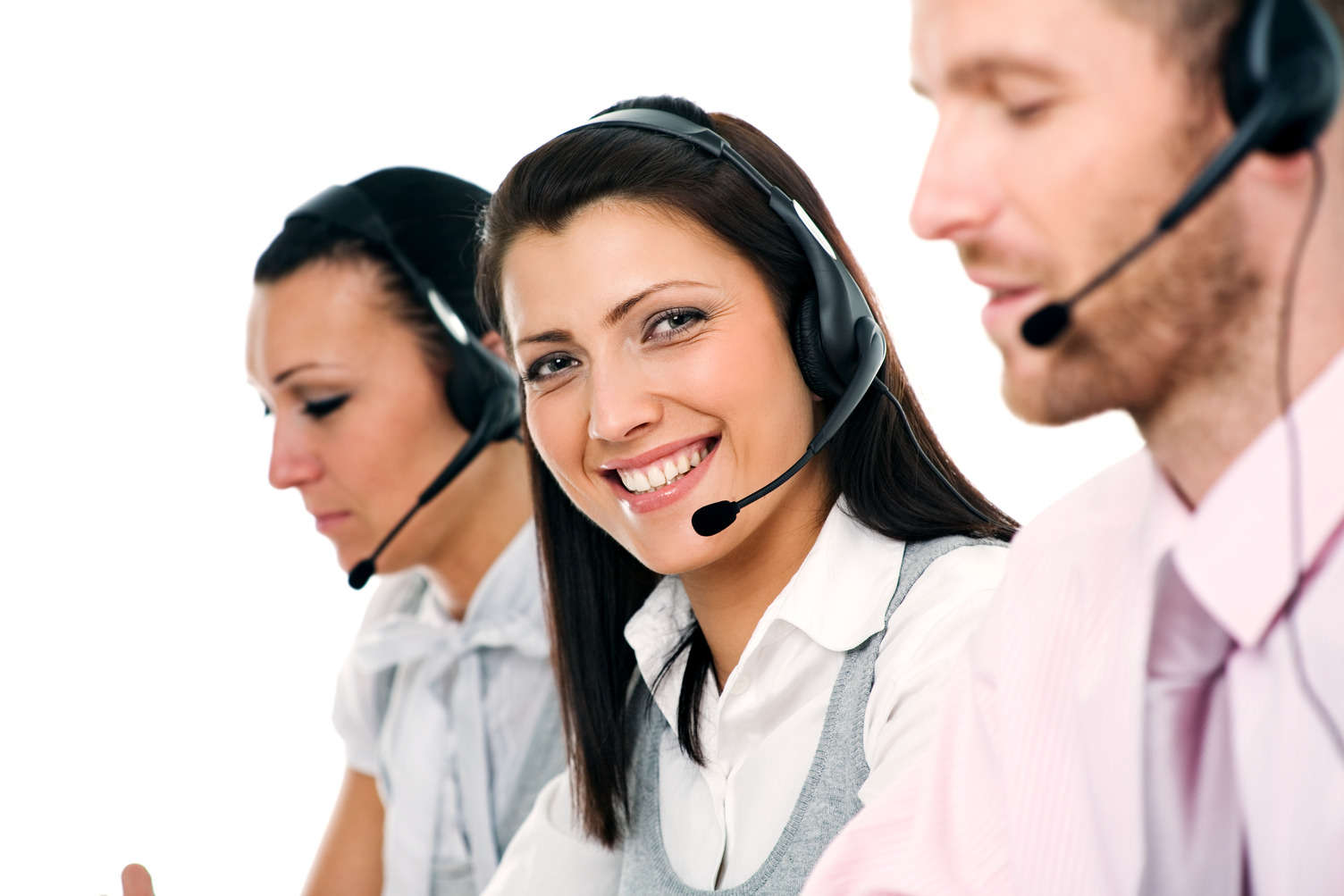 Equipo de atención al cliente y una mujer con una amplia sonrisa