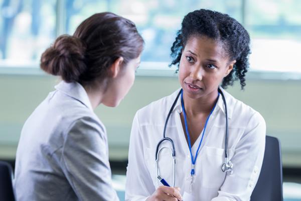 Médico y paciente hablando sobre cáncer de mama