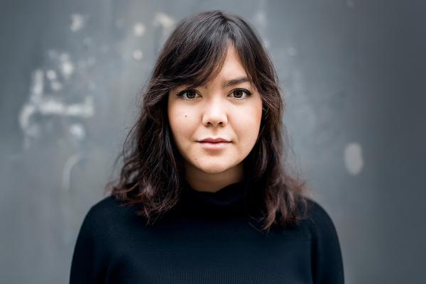 Mujer joven mirando directamente a la cámara