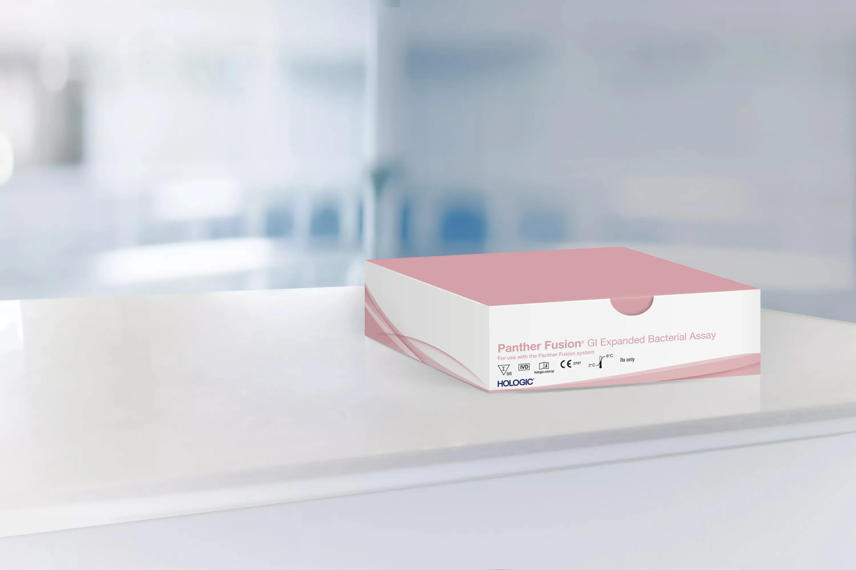 Caja de un ensayo sobre una mesa en un laboratorio.