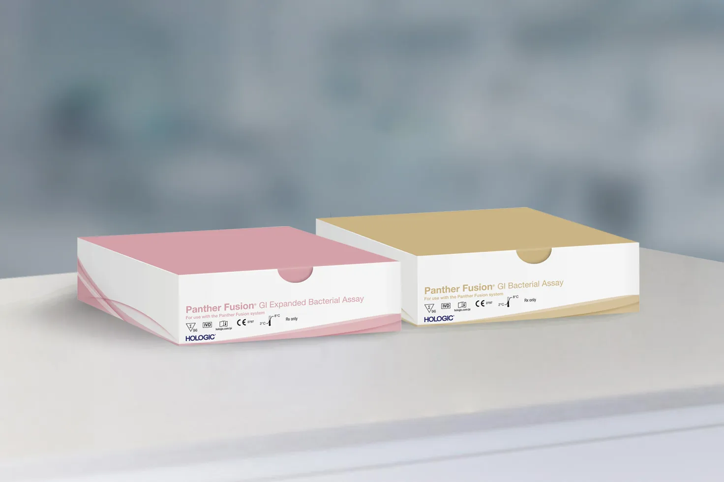 Dos cajas de ensayos con laboratorio al fondo