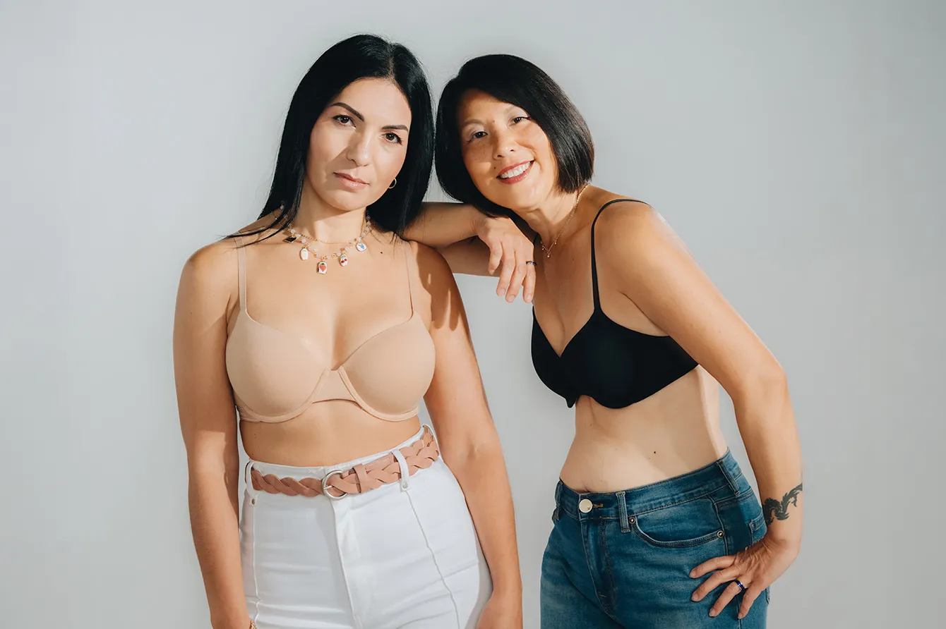 Dos mujeres en sujetador sonriendo