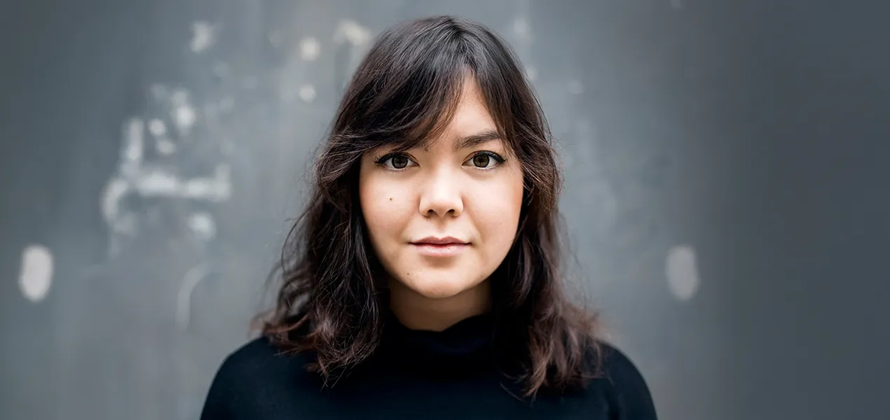 Mujer joven mirando directamente a la cámara