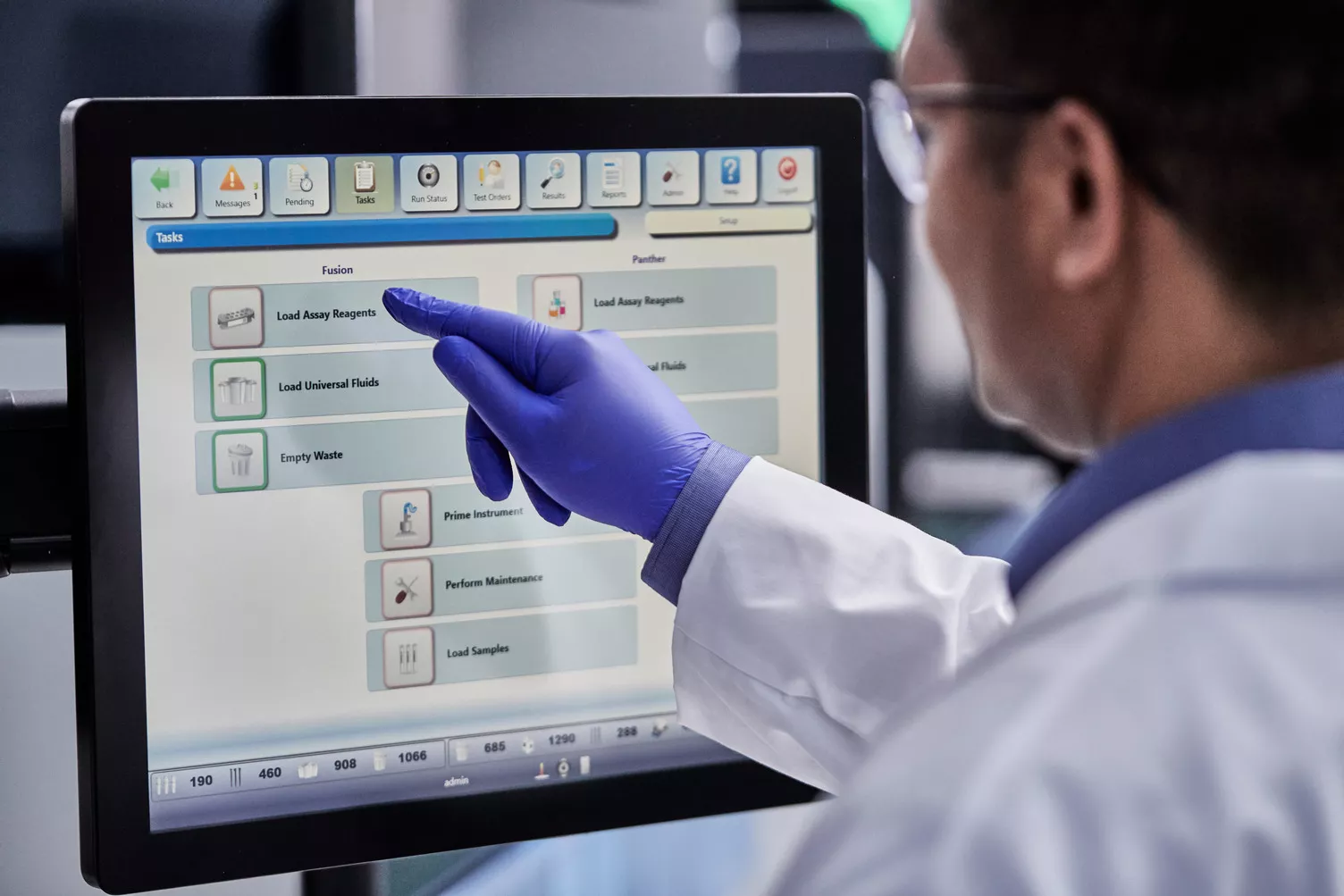 Técnico de laboratorio pulsando botones en una pantalla