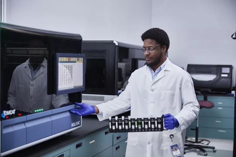 Técnico de laboratorio utilizando equipos de Hologic