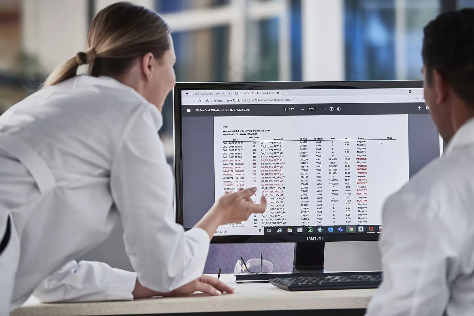 Imagen de un técnico de laboratorio revisando datos de una pantalla en un laboratorio.