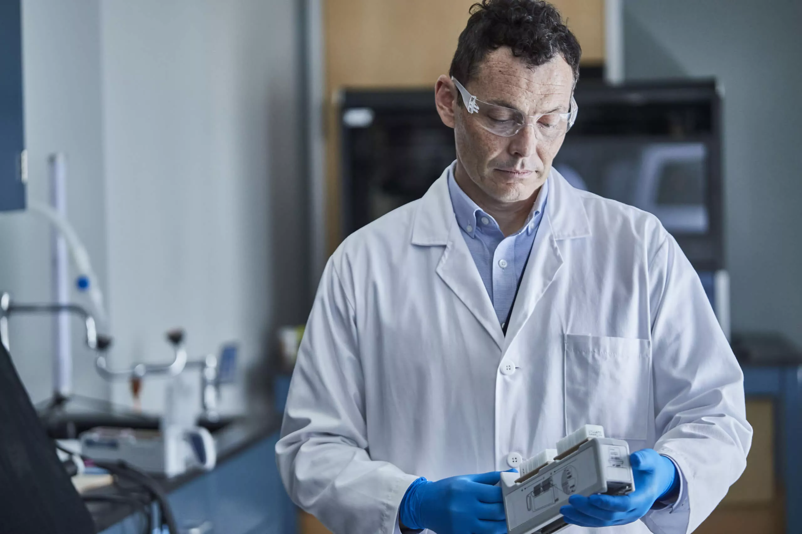 Técnico de laboratorio observando una muestra en un laboratorio