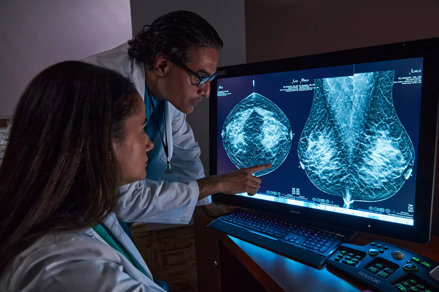 Radiólogos revisando una mamografía con tomosíntesis en una pantalla
