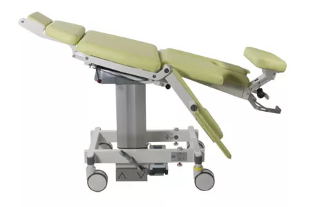 Posición de Trendelenburg de la silla para mamografía sobre fondo blanco