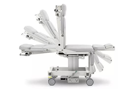 Silla para mamografía sobre fondo blanco