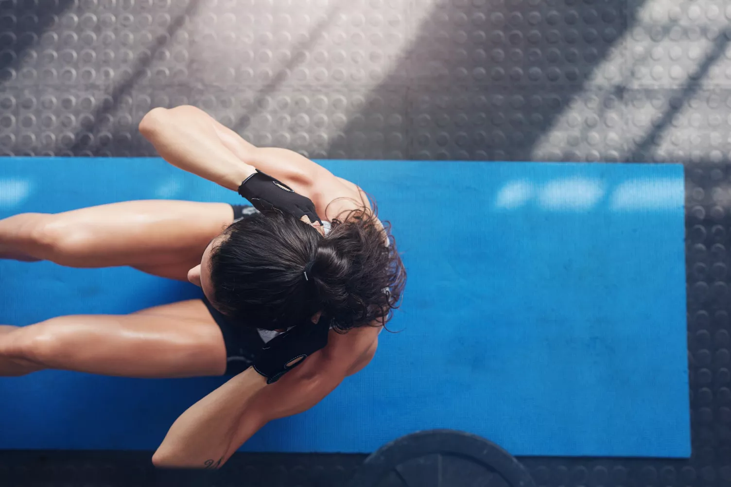 Mujer realizando ejercicios en una esterilla de yoga