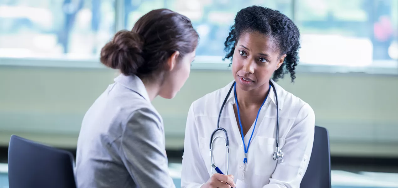 Médico y paciente hablando sobre cáncer de mama