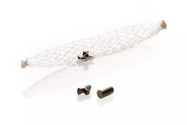 Marcador de biopsia Top Hat sobre fondo blanco