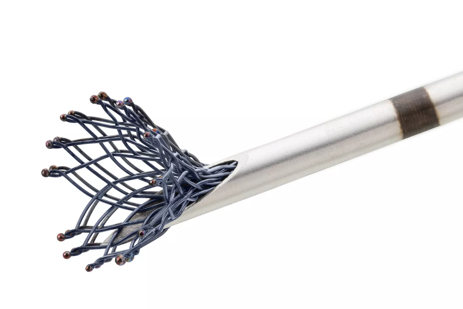 Marcador de biopsia de mama sobre fondo blanco