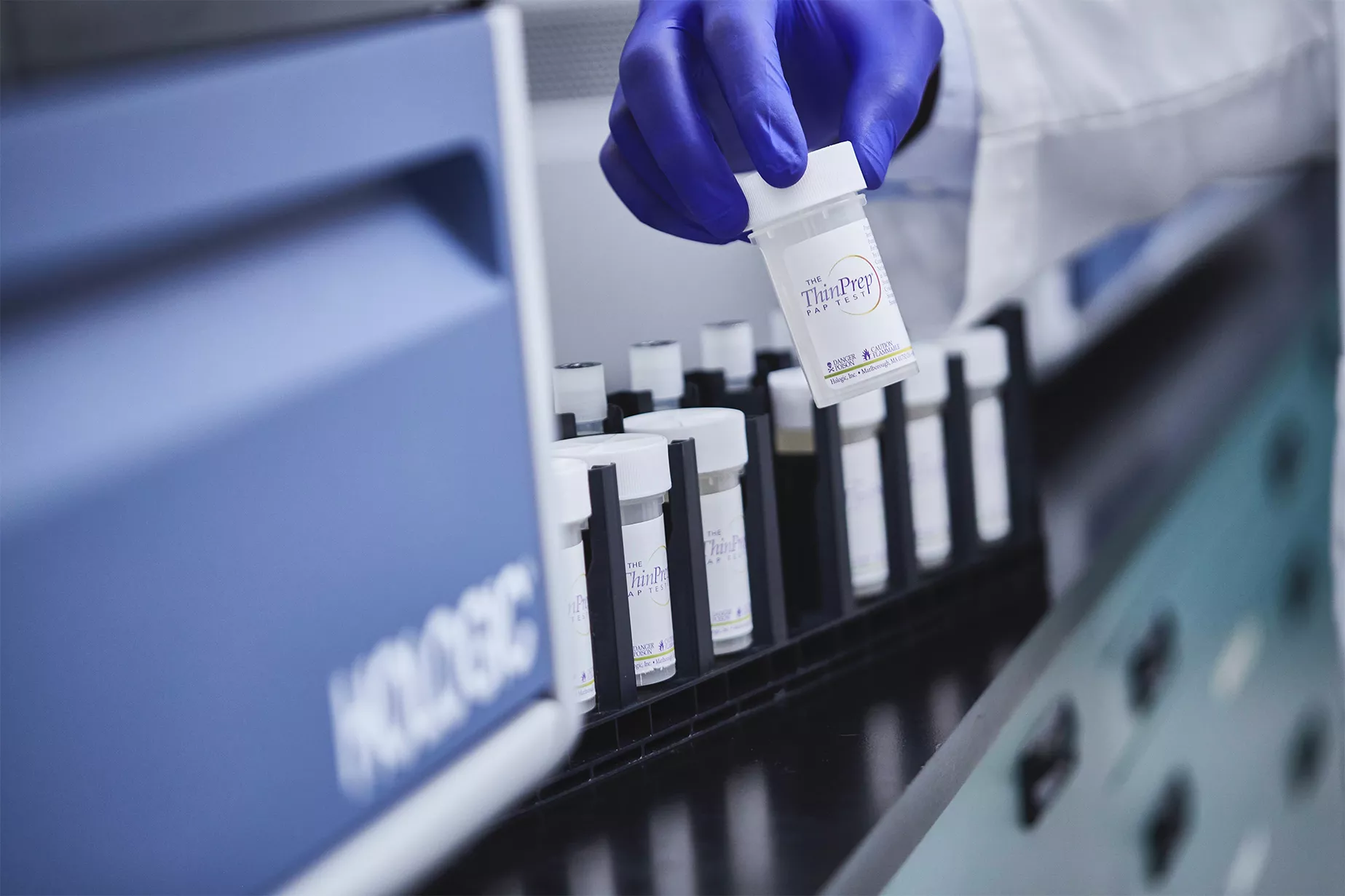 Médico sosteniendo un tubo en un laboratorio
