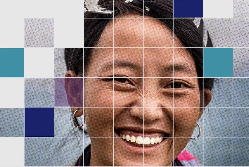 Imagen pixelada de una mujer bronceada sonriendo