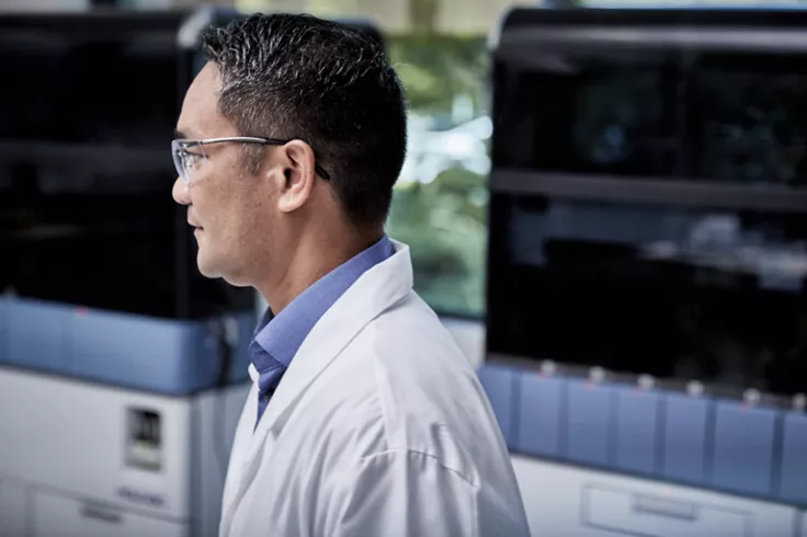Vista lateral de un técnico en un laboratorio con equipos médicos